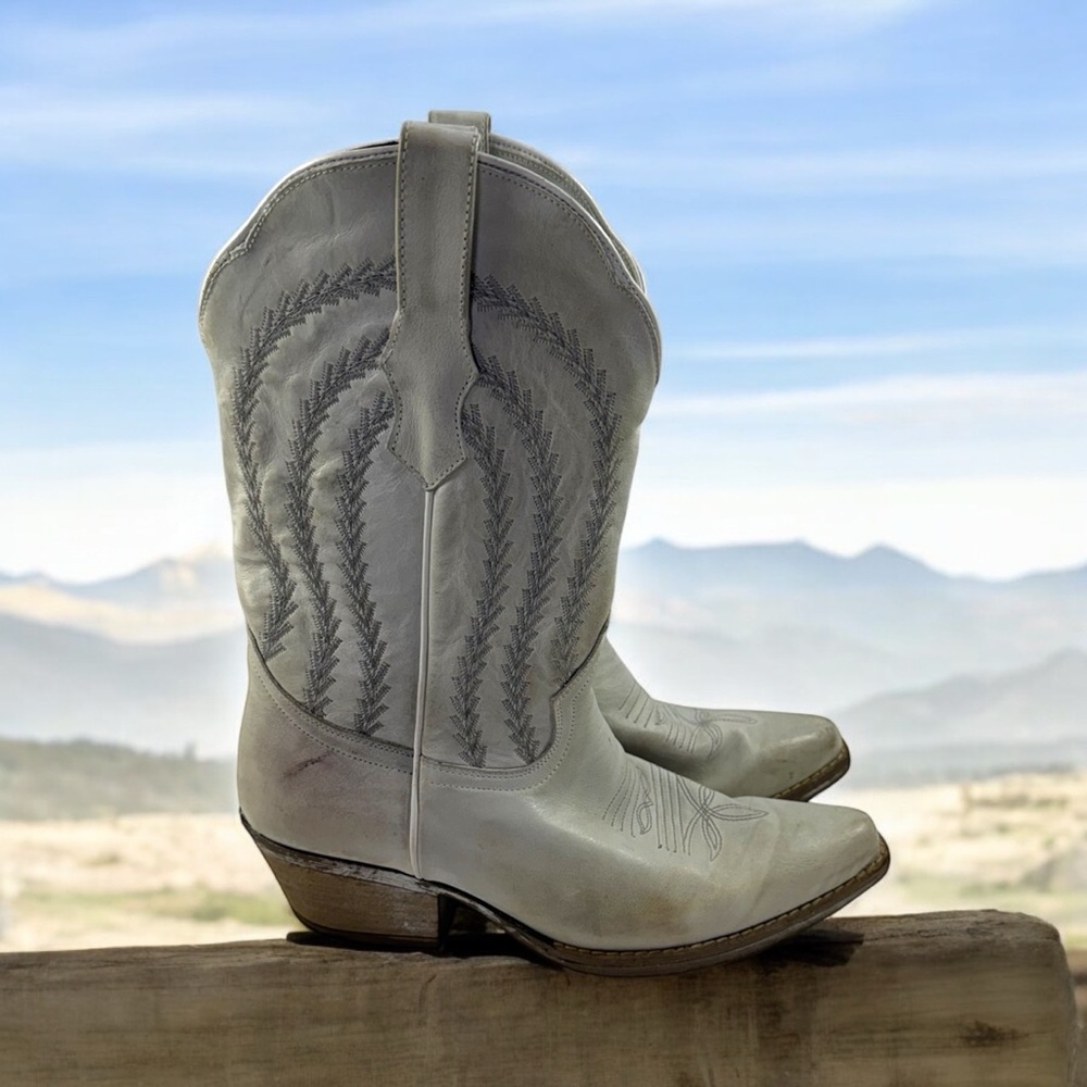 Women's White Embroidered Western Heeled Boots